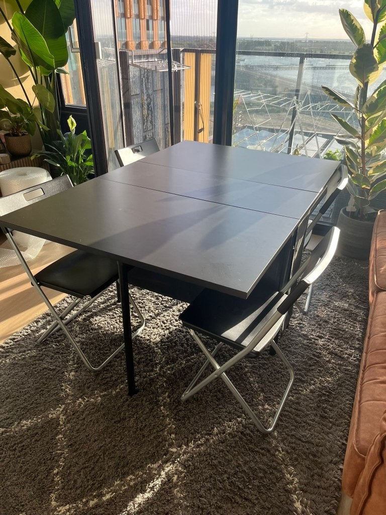 IKEA Uitschuifbare Eettafel Zwart met 4 Klapstoelen, Ophalen, Overige materialen, Gebruikt, 100 tot 150 cm