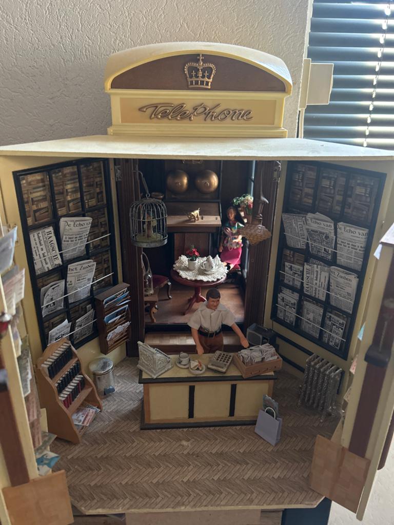 Gedetailleerd Poppenhuis: Oude Telefooncel/Kiosk, Ophalen of Verzenden, Gebruikt, Poppenhuis