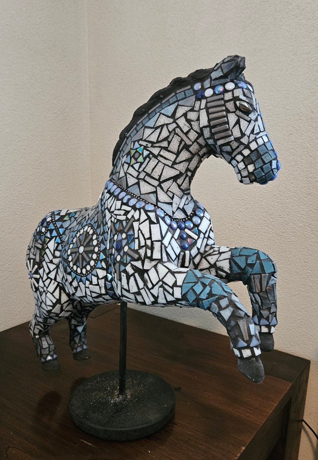Groot handgemaakt keramisch paard met mozaïek op statief, Ophalen, 50 - 100 cm, Zoogdier, Steen of Keramiek