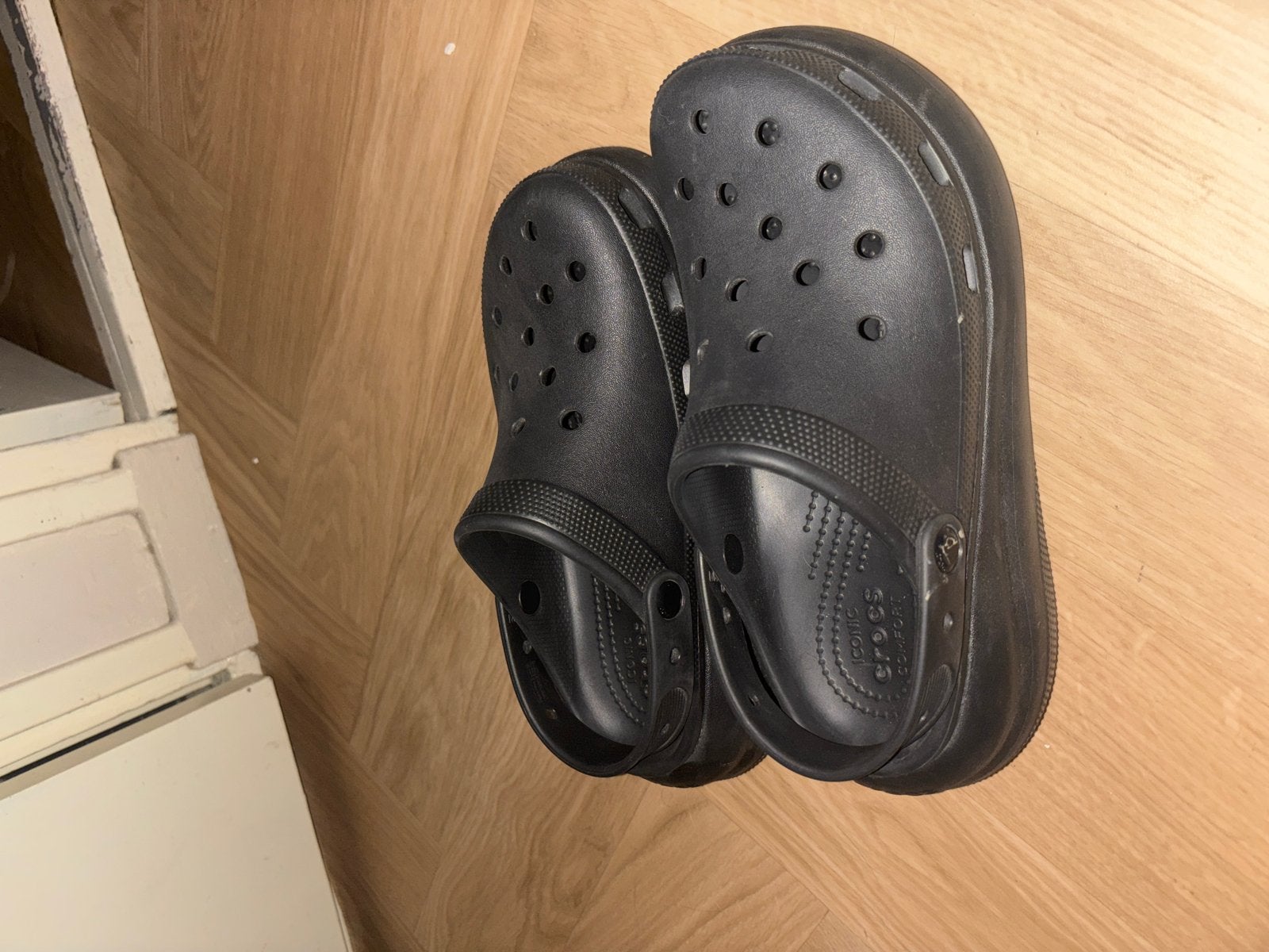 Zwarte Crocs Klompen - Comfortabel en Stijlvol, Ophalen, Gedragen, Zwart, Slippers