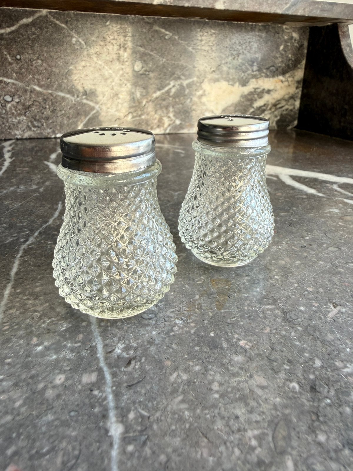 Vintage glazen strooiers zout & peper | set van 2 | retro, Glas of Glazen, Ophalen of Verzenden, Overige stijlen, Glas