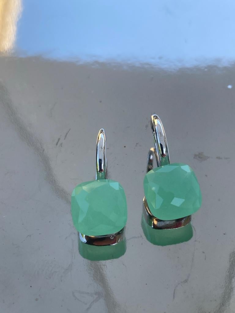 Zilverkleurige oorbellen met limekleurige steen, Hangers, Verzenden, Nieuw, Met edelsteen