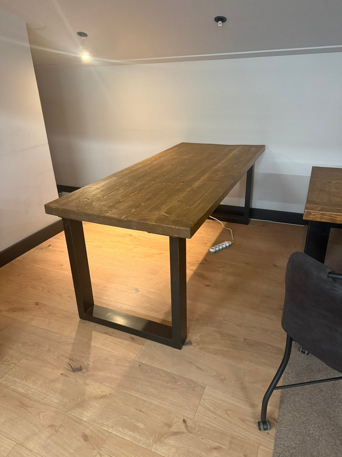 6x grote houten bureau met zwart stalen onderstel 500 totaal