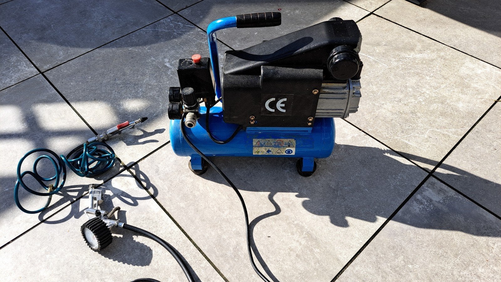 Compacte compressor met accessoires, Doe-het-zelf en Verbouw, Ophalen, Gebruikt, 6 tot 10 bar, Minder dan 200 liter/min