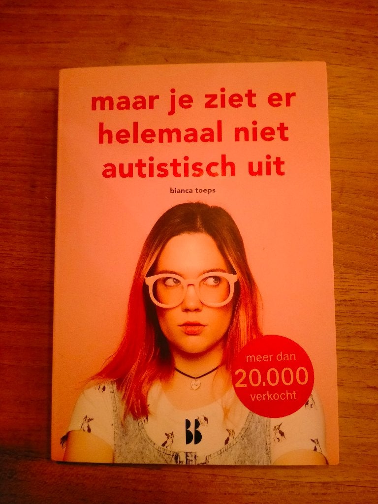 Maar je ziet er helemaal niet autistisch uit, Ophalen of Verzenden, Zo goed als nieuw