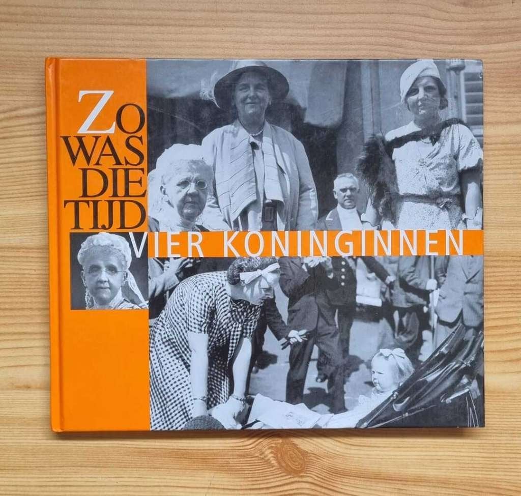 Vier koninginnen, over Emma, Wilhelmina, Juliana en Beatrix, Verzamelen, Verzenden, Zo goed als nieuw, Nederland, Tijdschrift of Boek