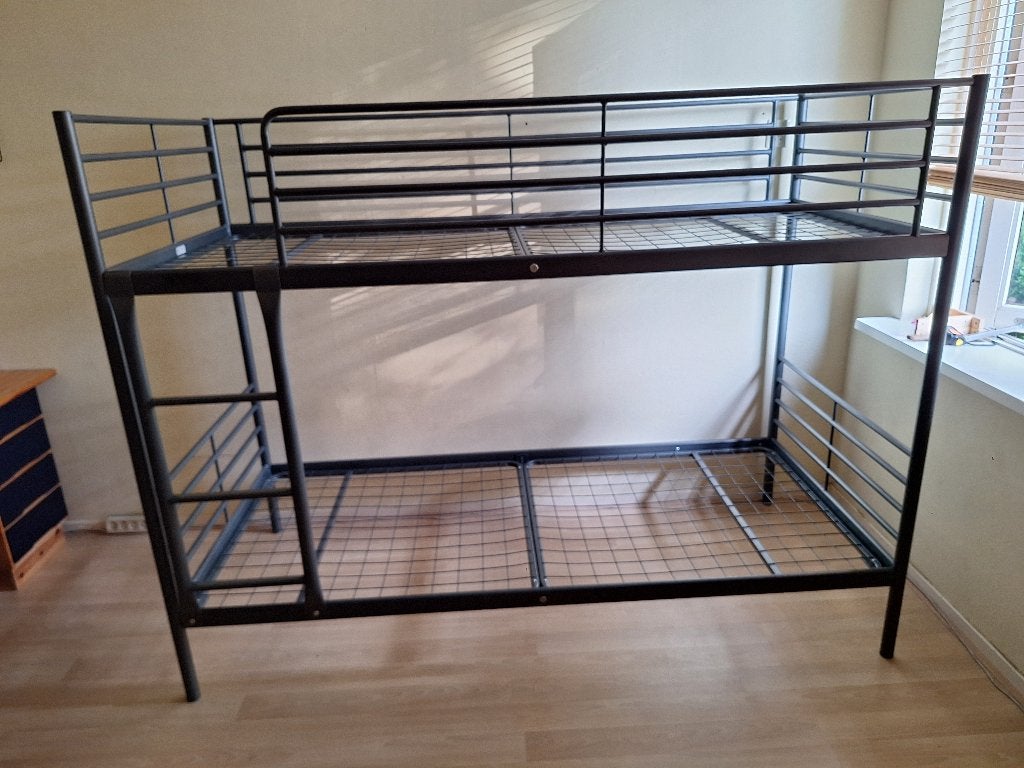 Stapelbed Ikea Svärta met onderschuifbed (3 personen), Huis en Inrichting, Slaapkamer | Stapelbedden en Hoogslapers, Ophalen, 90 cm