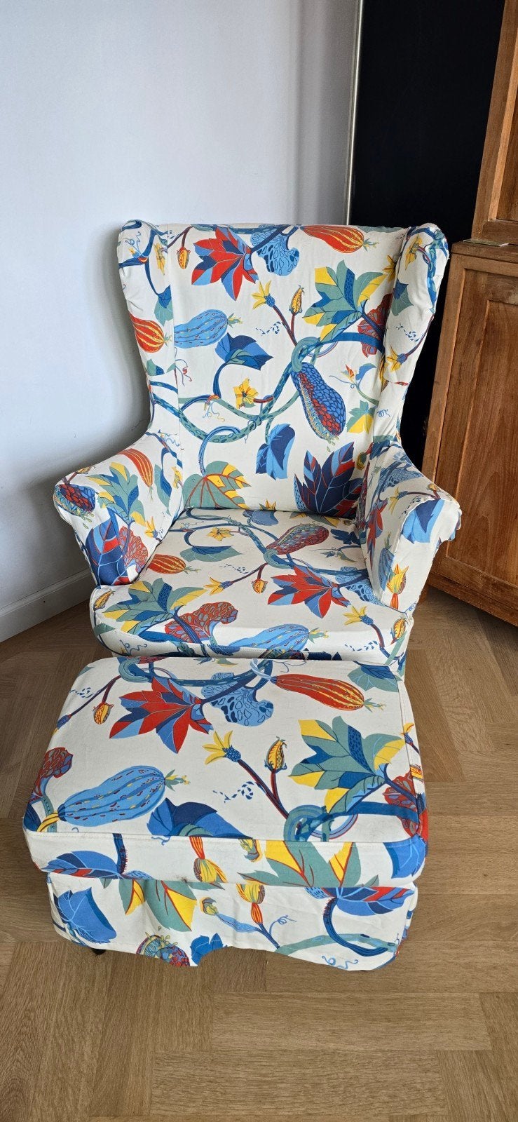Ikea Strandmon fauteuil met voetenbank - kleurrijke print, Ophalen, Gebruikt, Modern, Botanisch, Kleurrijk, 75 tot 100 cm