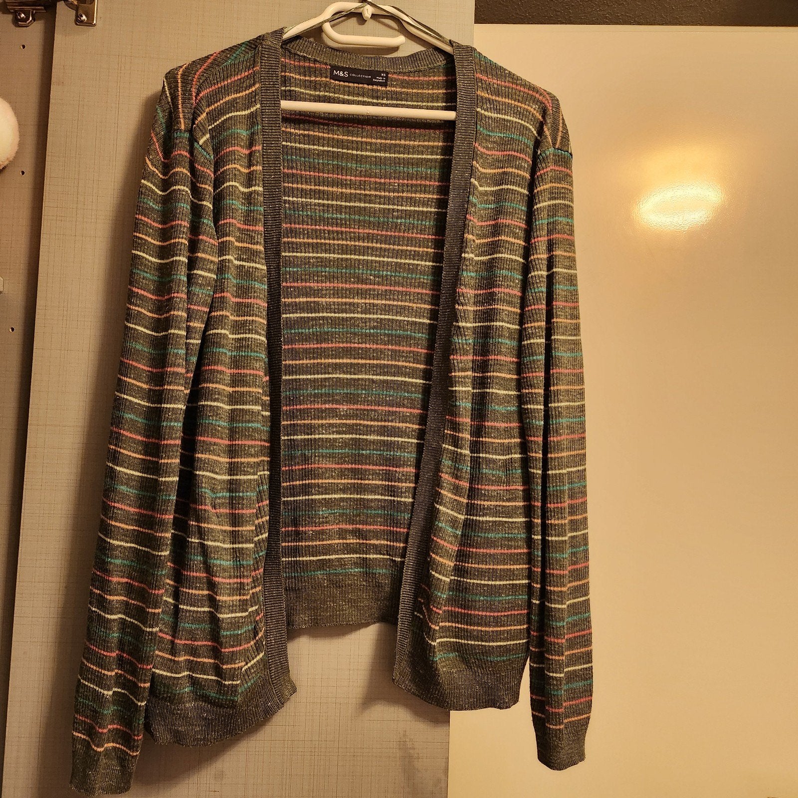 Marks & Spencer grijs vest met gekleurde strepen - Maat XS, Kleding | Dames, Verzenden, Marks & Spencer, Zo goed als nieuw, Maat 34 (XS) of kleiner