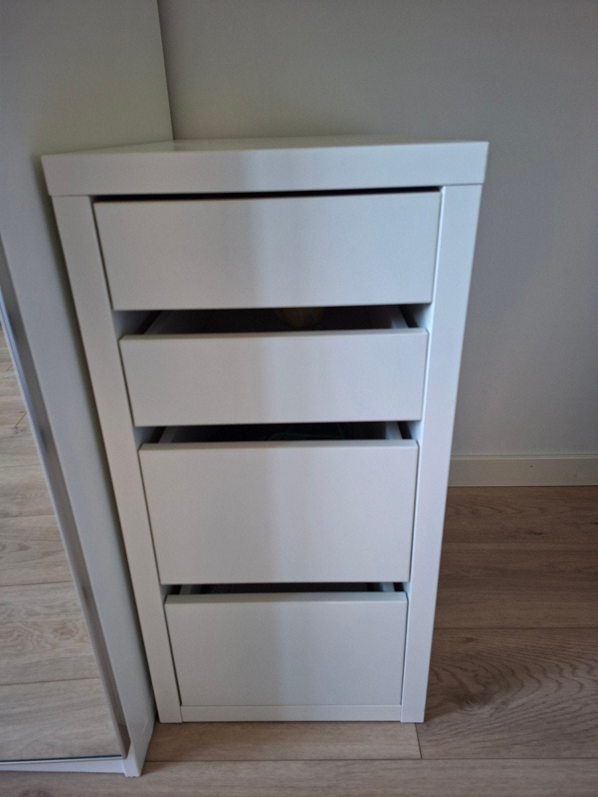 Witte ladekast met 4 laden zgan, Ophalen, Minder dan 50 cm, Zo goed als nieuw, 3 of 4 laden