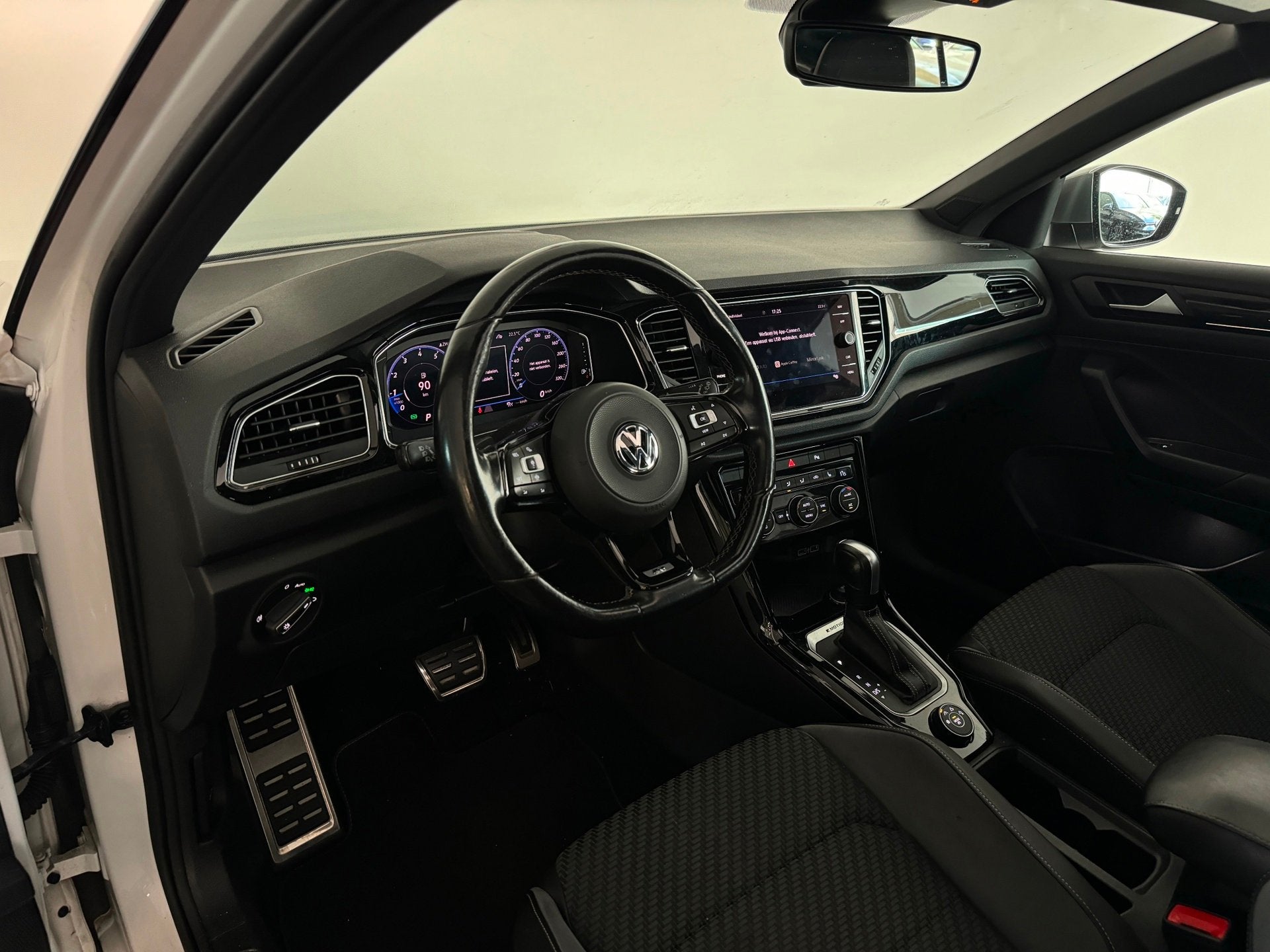 Volkswagen T-Roc 2.0 TSI 4Motion R Pano|BlindSpot|ACC|Lane A, 13 km/l, Automatische klimaatregeling, Gebruikt, Euro 6