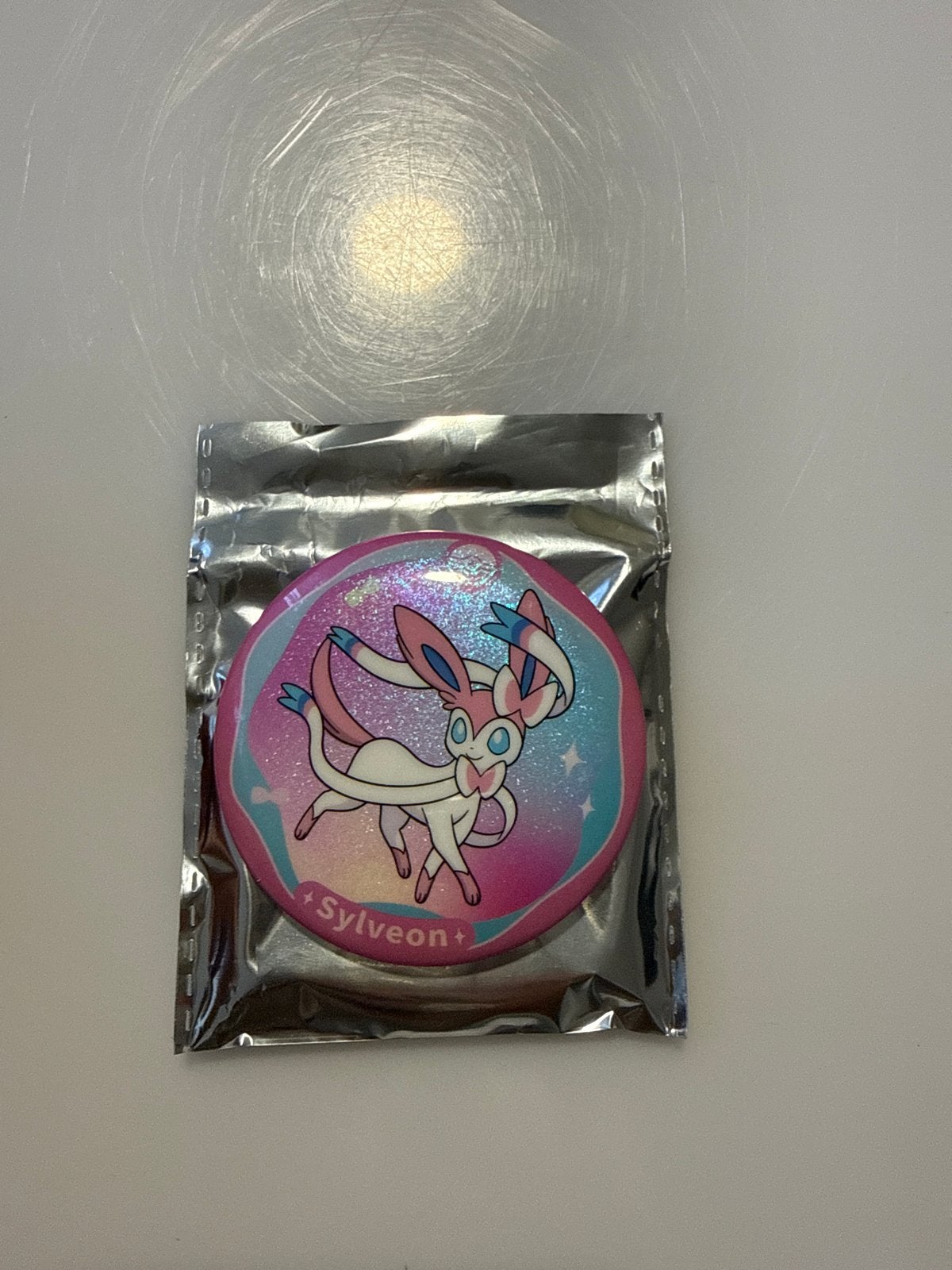 Pokémon Sylveon Button / Speldje - Nieuw in verpakking, Ophalen of Verzenden, Nieuw, Figuurtje, Button