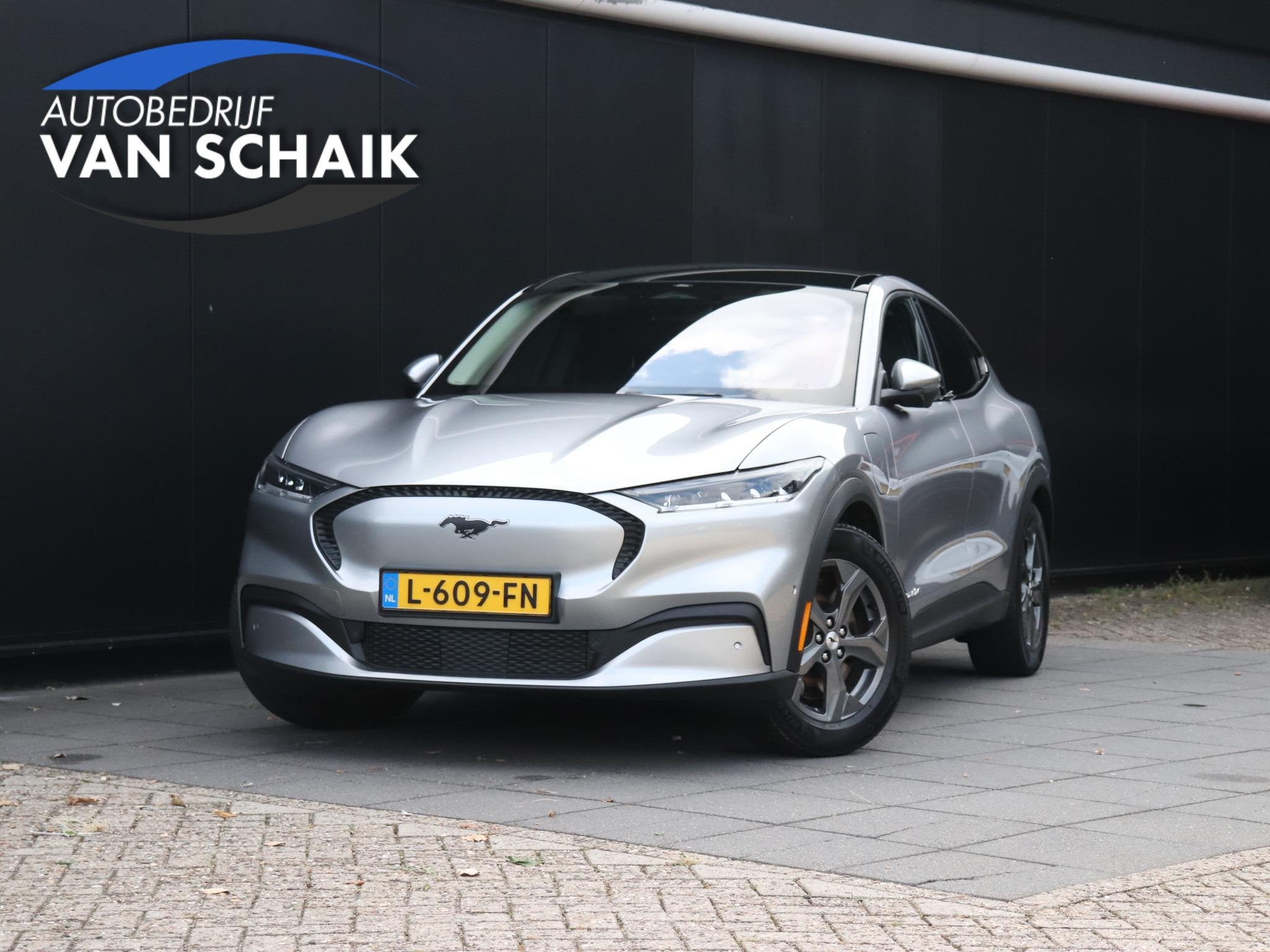 Ford Mustang Mach-E RWD 75 kWh | LEDER | PANO | TREKHAAK | 3, Automaat, Gebruikt, 750 kg, 258 pk