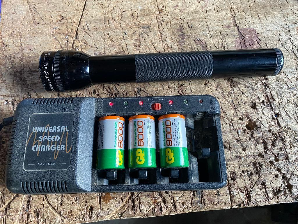 Staaf zaklamp met oplader en batterijen, Caravans en Kamperen, Zaklampen, Ophalen of Verzenden, Gebruikt, Batterij
