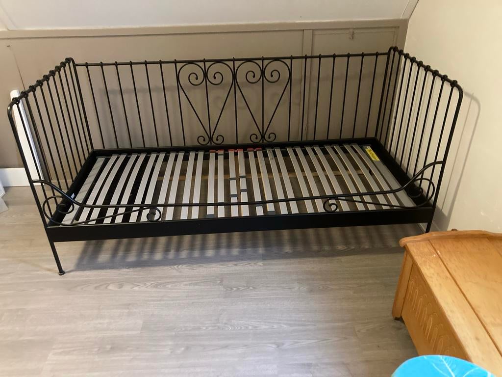 Mooi zwart metalen bed met lattenbodem., Kinderen en Baby's, Kinderkamer | Bedden, 70 tot 85 cm, Ophalen of Verzenden, Zo goed als nieuw