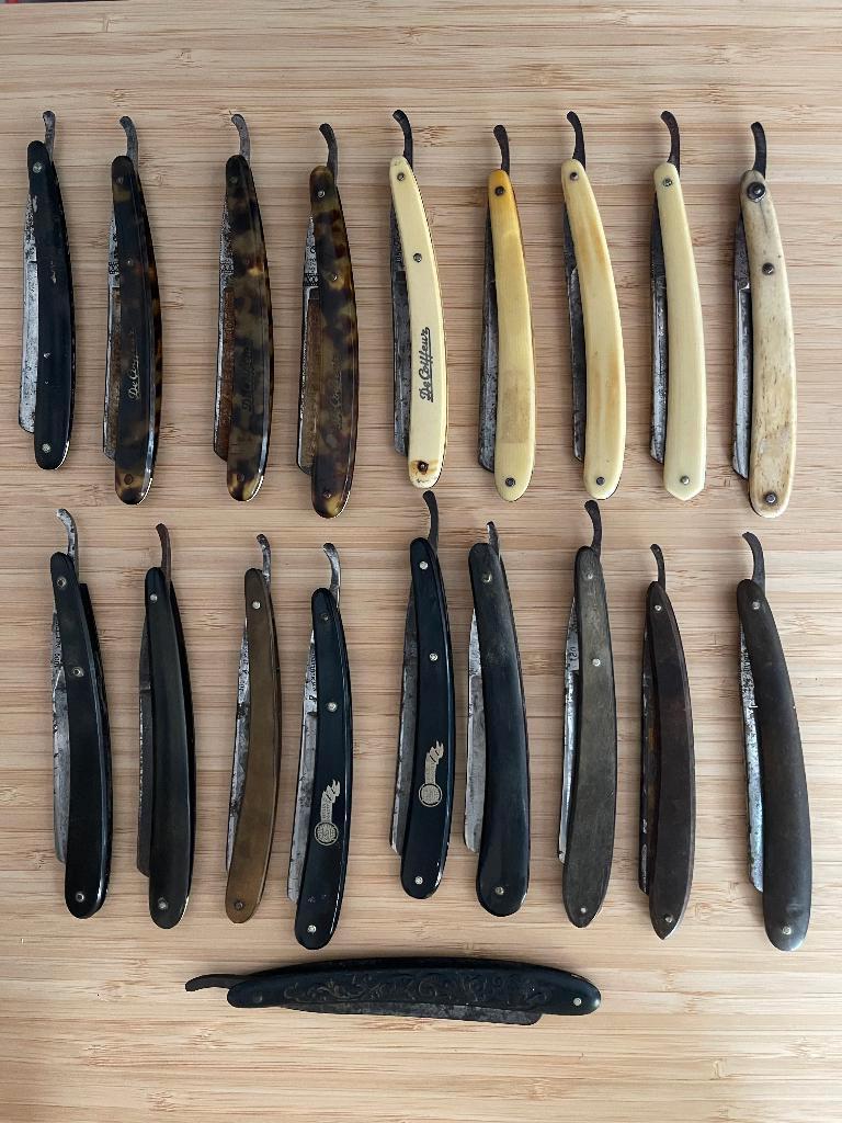 21 antieke rechte scheermessen en accessoires, Ophalen of Verzenden