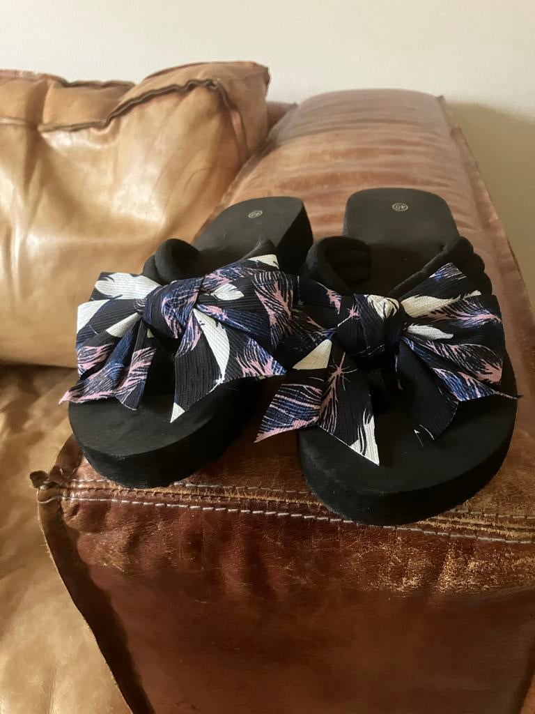 Elegante zwarte slippers met strik - Maat 40, Ophalen of Verzenden, Zo goed als nieuw, Zwart, Slippers
