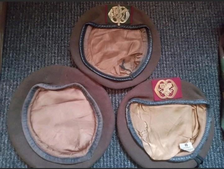MILITAIRE BARET diverse origineel, Ophalen of Verzenden, Overige soorten, Overige gebieden, Helm of Baret