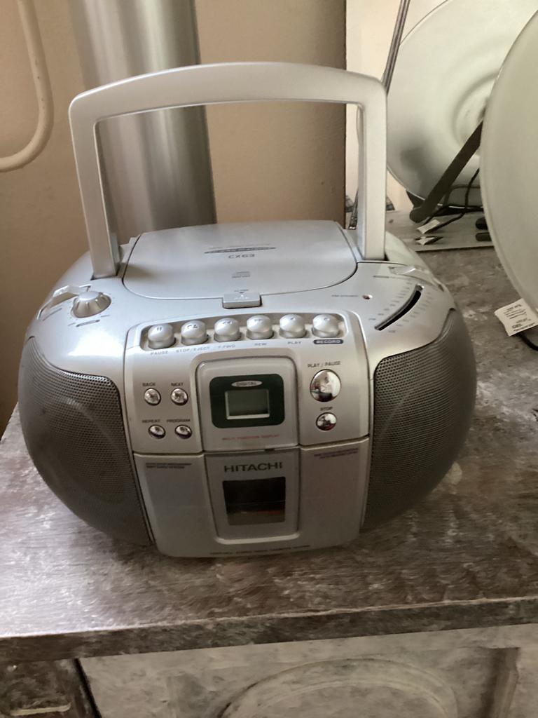 Hitachi portable radio,cassette speler CD speler hapert, Ophalen of Verzenden, Gebruikt, Radio, Met cd-speler