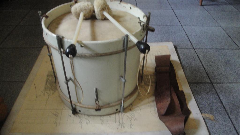 antieke trommel met de orginele trommelstokken, Ophalen of Verzenden
