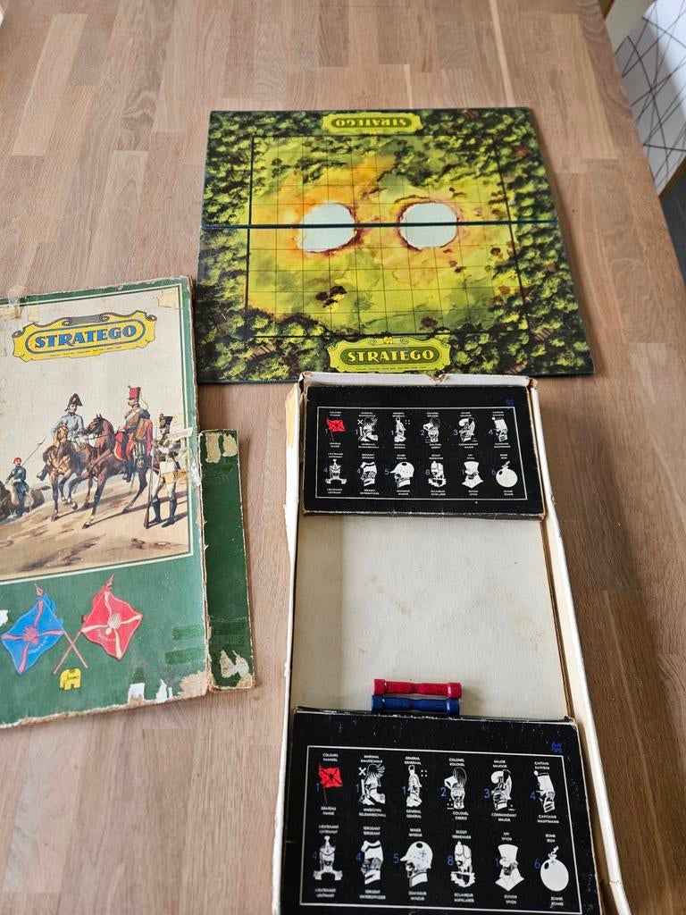 Oud stratego met houten speelstukken, Ophalen