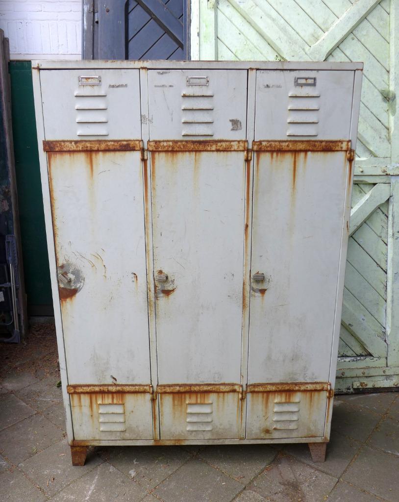 Mooie 3 deurs industriele metalen vintage locker kast, Huis en Inrichting, Kasten | Lockerkasten, Gebruikt, Ophalen