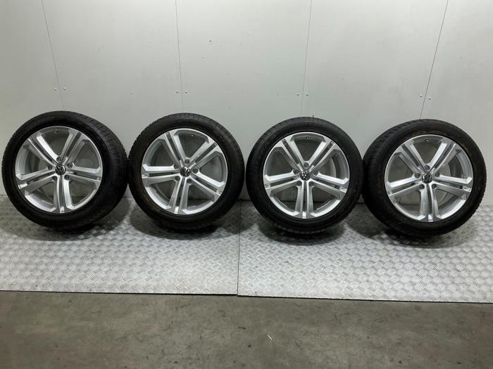 Sportvelgenset + banden van een Volkswagen Touareg (Touareg, Auto-onderdelen, Banden en Velgen, 12 maanden garantie, Gebruikt