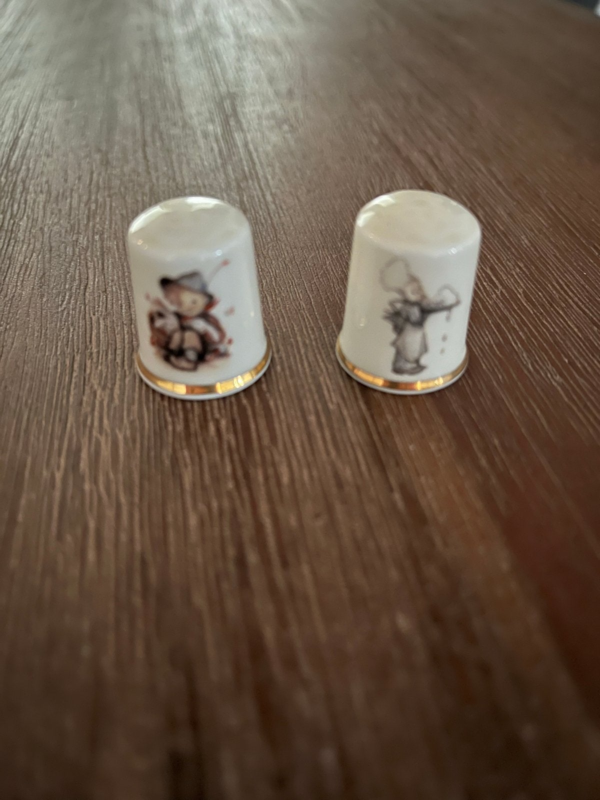 Twee Hummel vingerhoedjes - Porselein, Verzamelen, Ophalen, Zo goed als nieuw, Porselein, Nederland