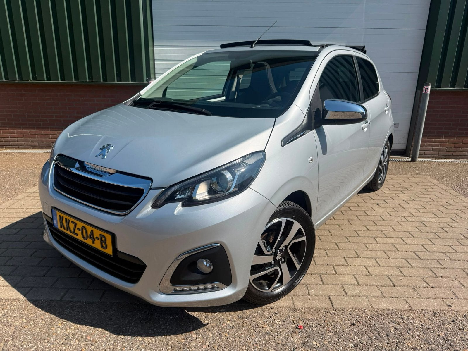 Peugeot 108 | 5D 2022 Grijs| OPEN DAK! CARPLAY/CAM/CLIMAT, Voorwielaandrijving, Stof, Zwart, 4 stoelen