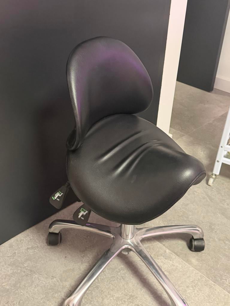 Zwarte ergonomische zadelkruk met rugleuning, Ophalen, Gebruikt, Zwart, Bureaukruk