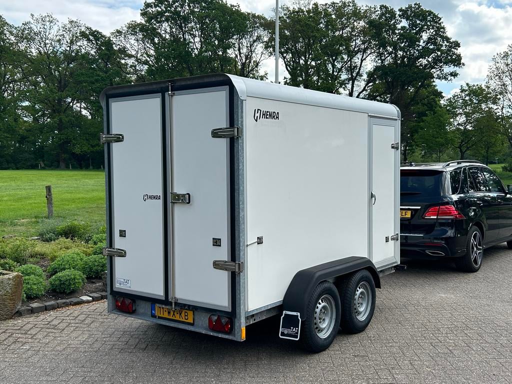 Henra Gesloten Aanhangwagen - Dubbelasser, Ophalen, Zo goed als nieuw