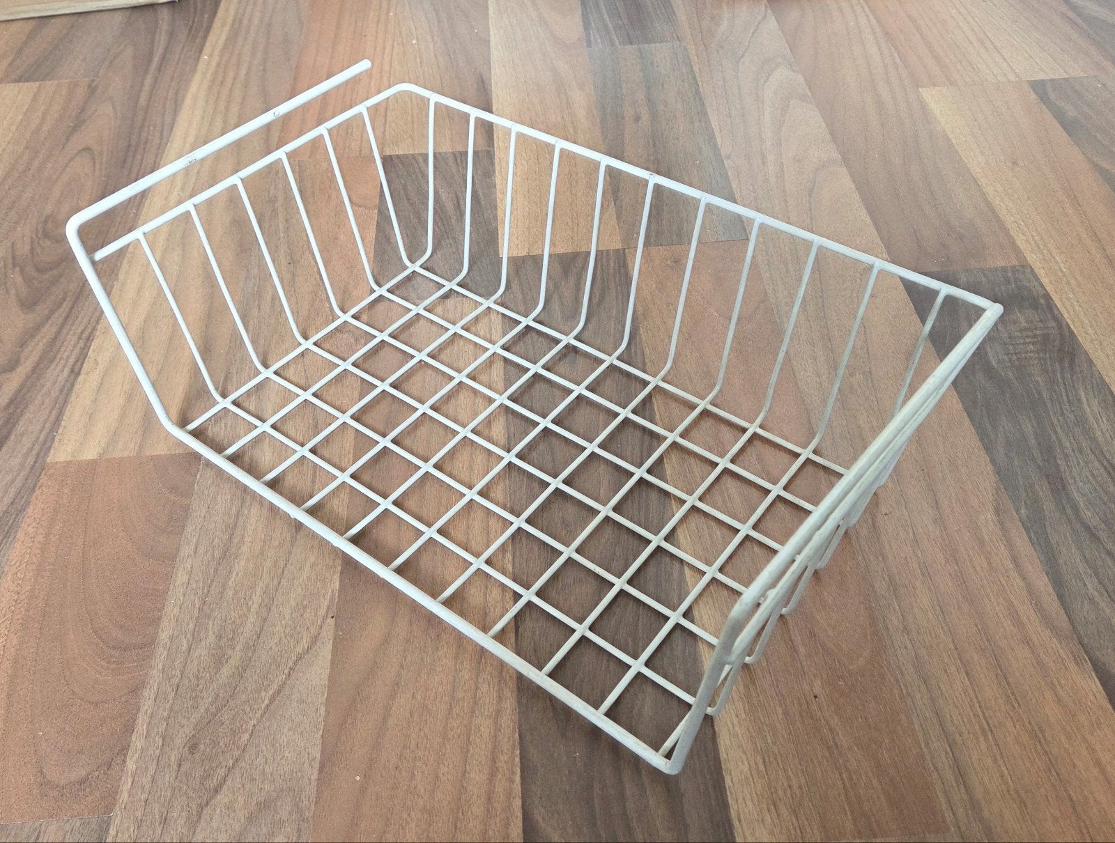 Wit metalen opbergmandje voor onder kastplank, Minder dan 50 cm, Gebruikt, Minder dan 50 cm, Ophalen of Verzenden