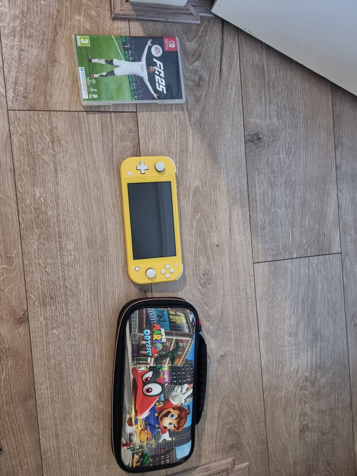 Nintendo Switch Lite  + FC 25, Ophalen of Verzenden, Geel, Zo goed als nieuw, Met beschermhoes of tas