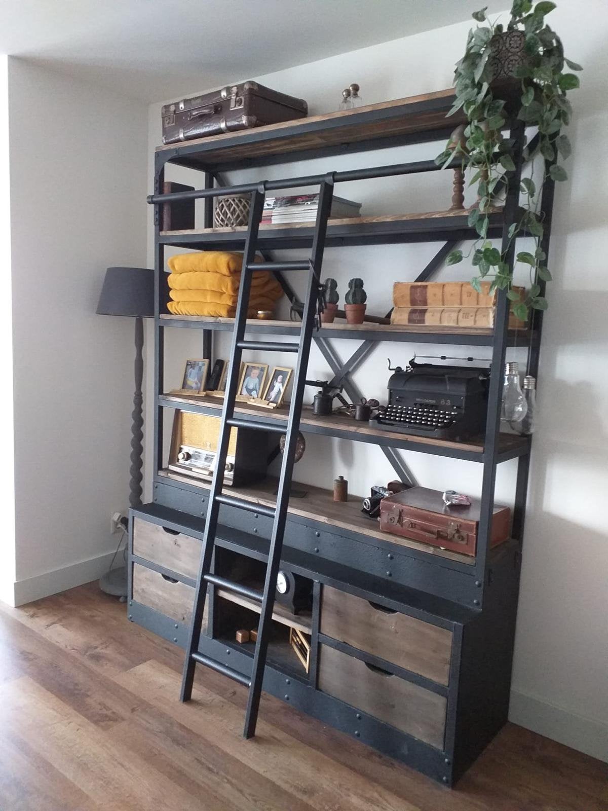 Industriële boekenkast met trap, Huis en Inrichting, Kasten | Boekenkasten, Ophalen, Gebruikt, 200 cm of meer, 150 tot 200 cm