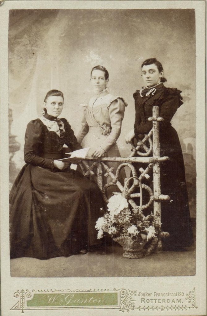 Kabinet Foto - W. Ganter - Rotterdam - 3 Schone Dames, Gebruikt, Foto, Klederdracht, Ophalen of Verzenden