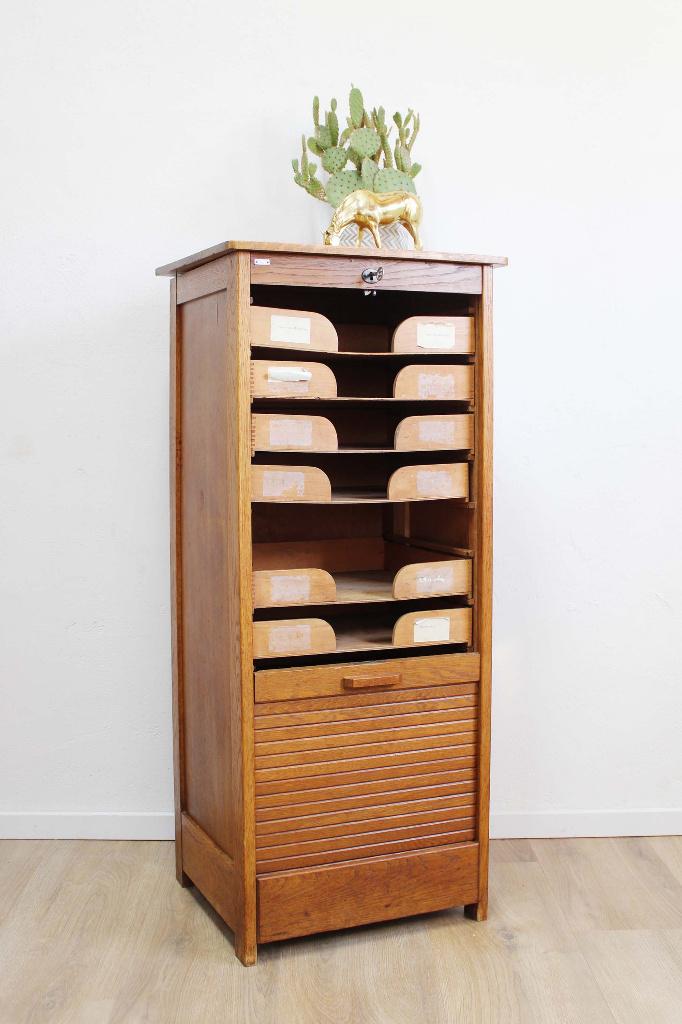 Antieke archiefkast met roldeur. Houten vintage rolluik kast, Ophalen, Minder dan 50 cm, O, Overige houtsoorten