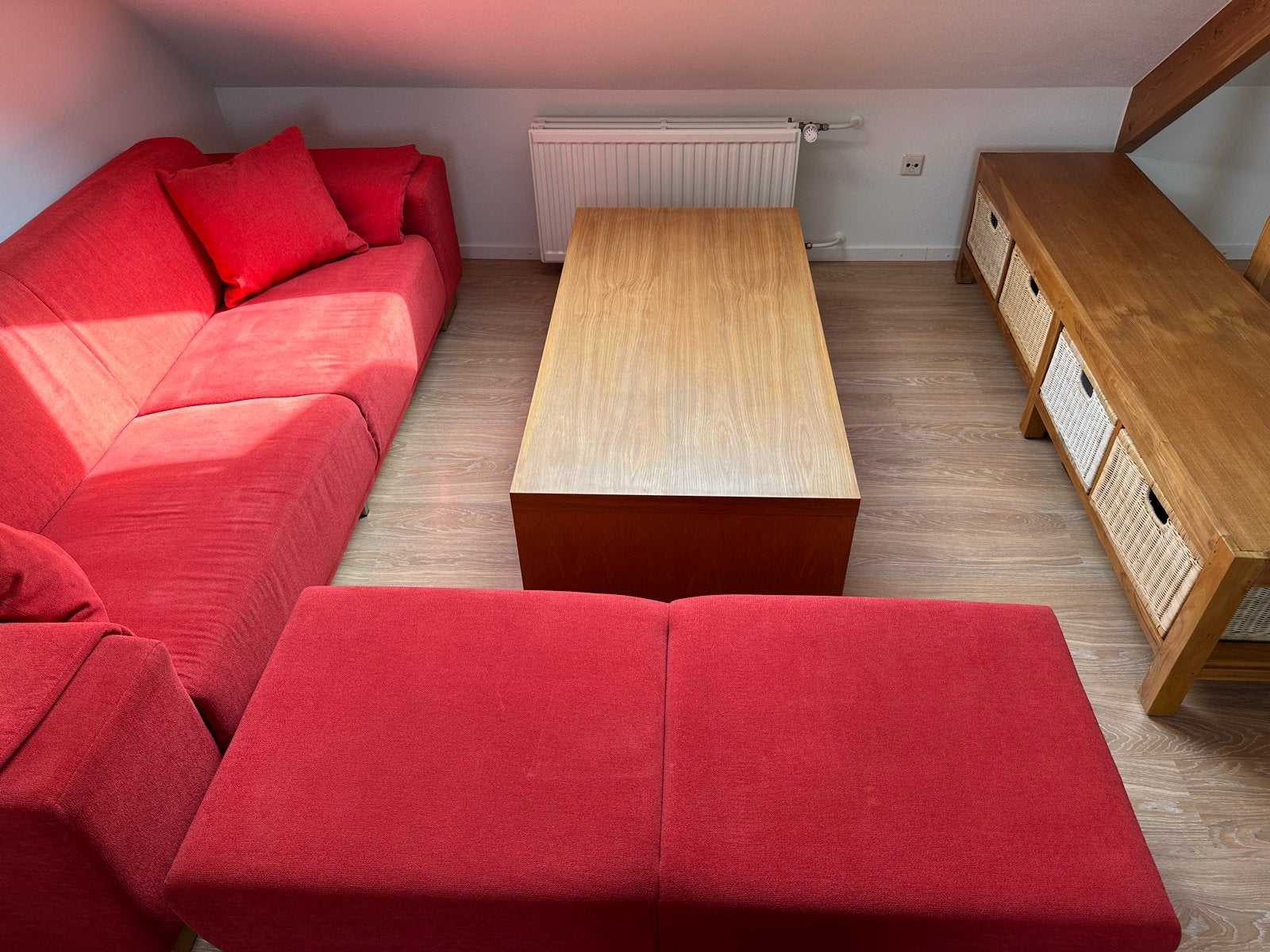 Rode hoekbank met houten salontafel en tv-meubel, Ophalen, Gebruikt, 150 tot 200 cm, 75 tot 100 cm