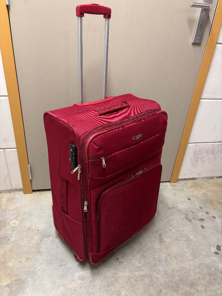 Delsey Zachte Koffer 4 draaiwielen. Rood. 65 ltr., Gebruikt, Zacht kunststof, 35 tot 45 cm, Wieltjes