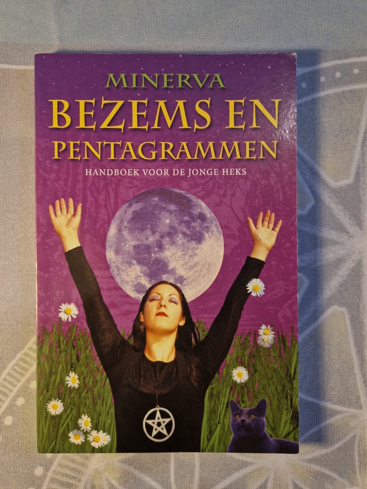 Minerva - Bezems en pentagrammen, Ophalen of Verzenden, Zo goed als nieuw, Minerva, Overige onderwerpen