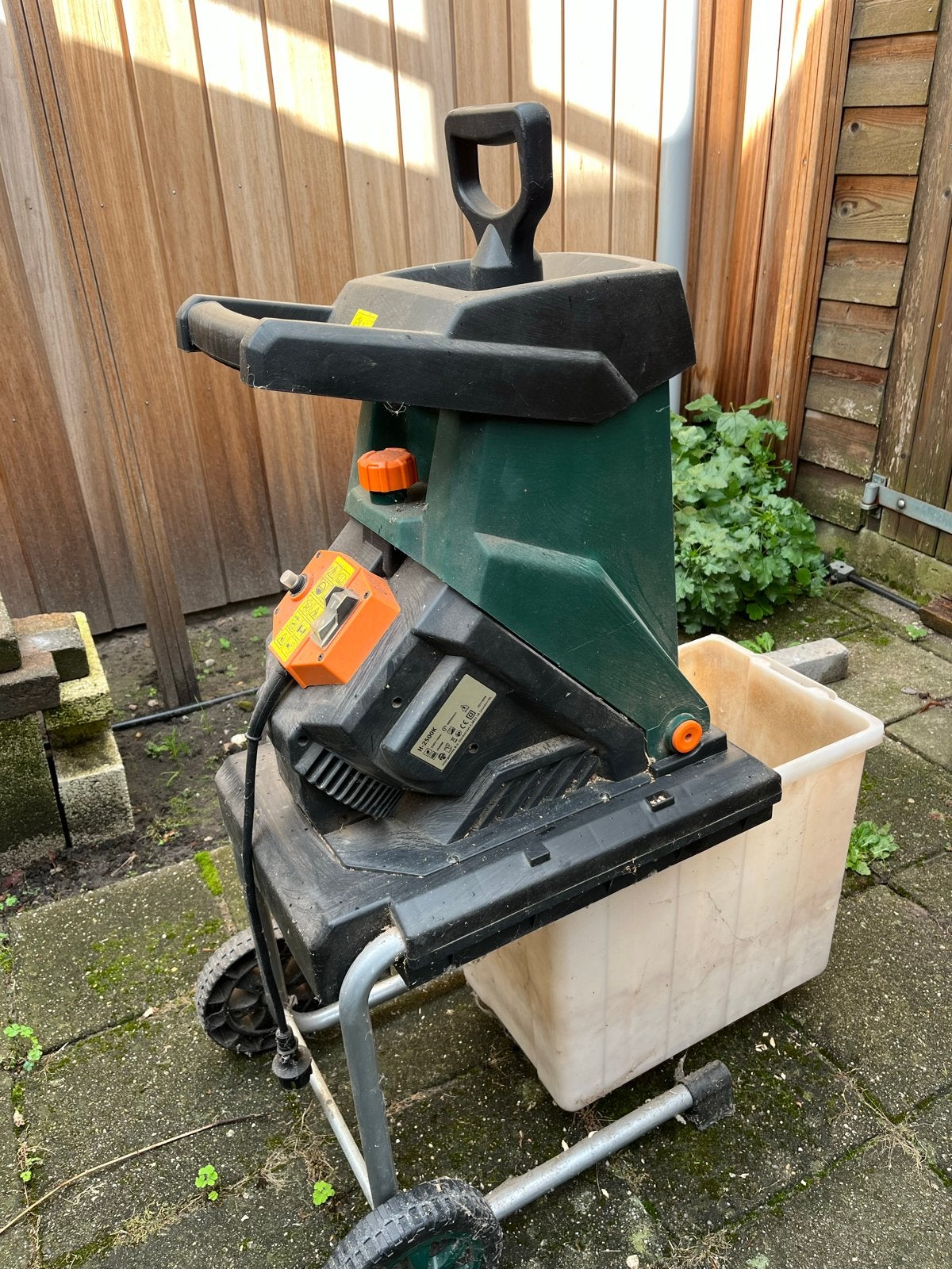 H-2500K Elektrische Hakselaar met Opvangbak, Ophalen, Gebruikt, Elektrisch, Met opvangbak