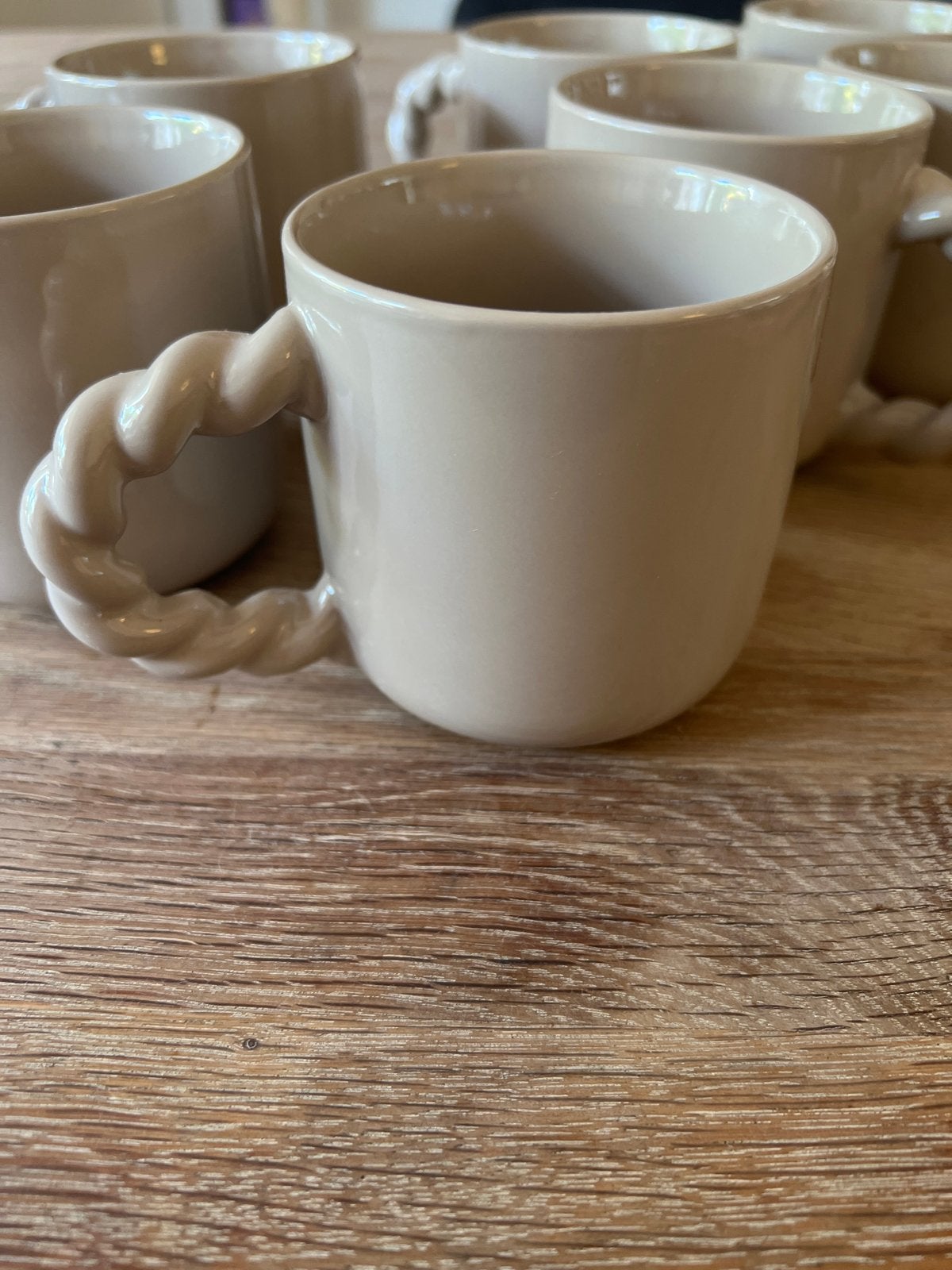 Set van 8 beige mokken met gedraaid oor, Keramiek, Zo goed als nieuw, Modern, Mok