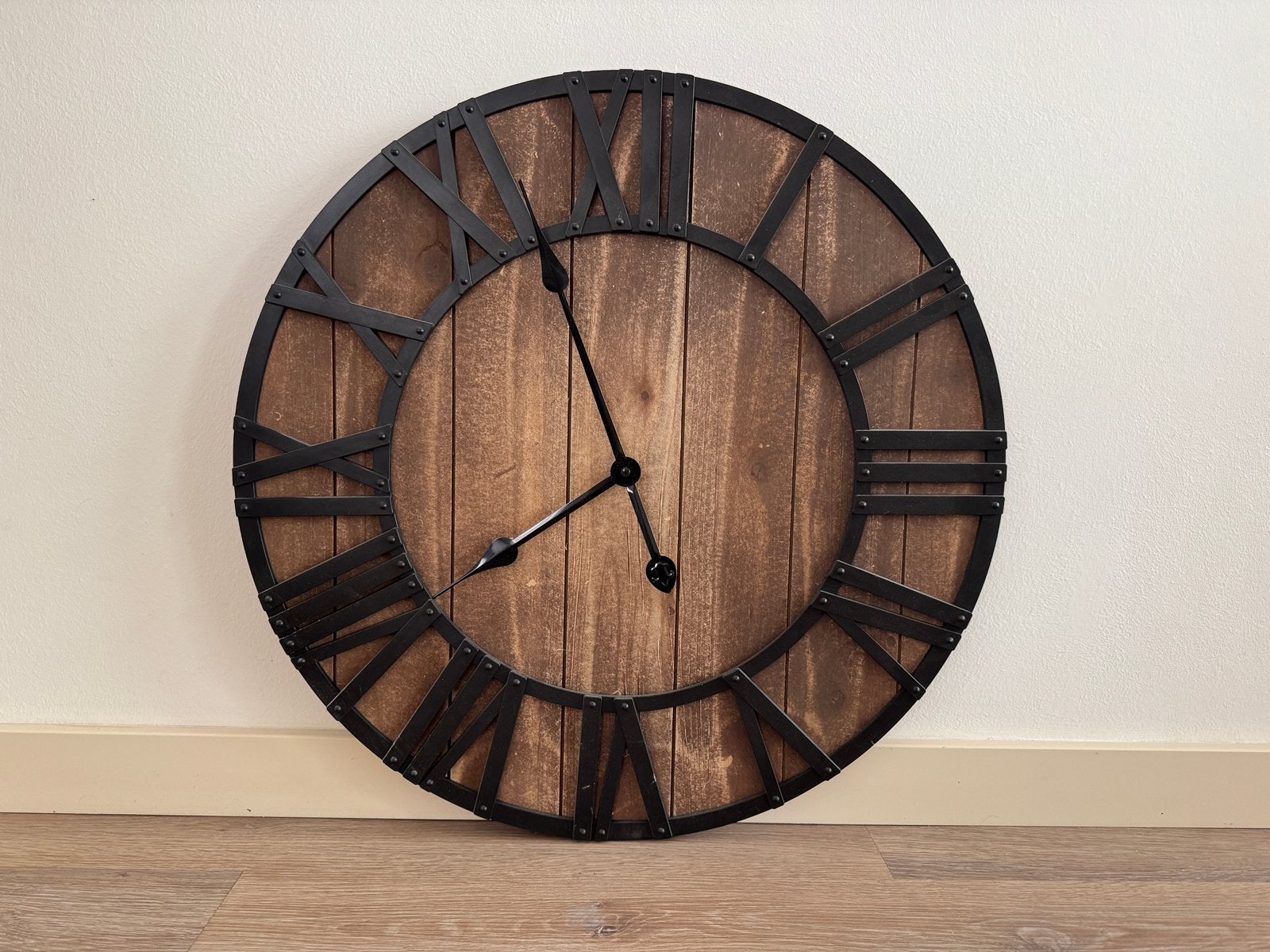Industriële wandklok 60 cm, hout wijzerplaat met zwart frame, Huis en Inrichting, Ophalen, Wandklok, Stil uurwerk, Bruin