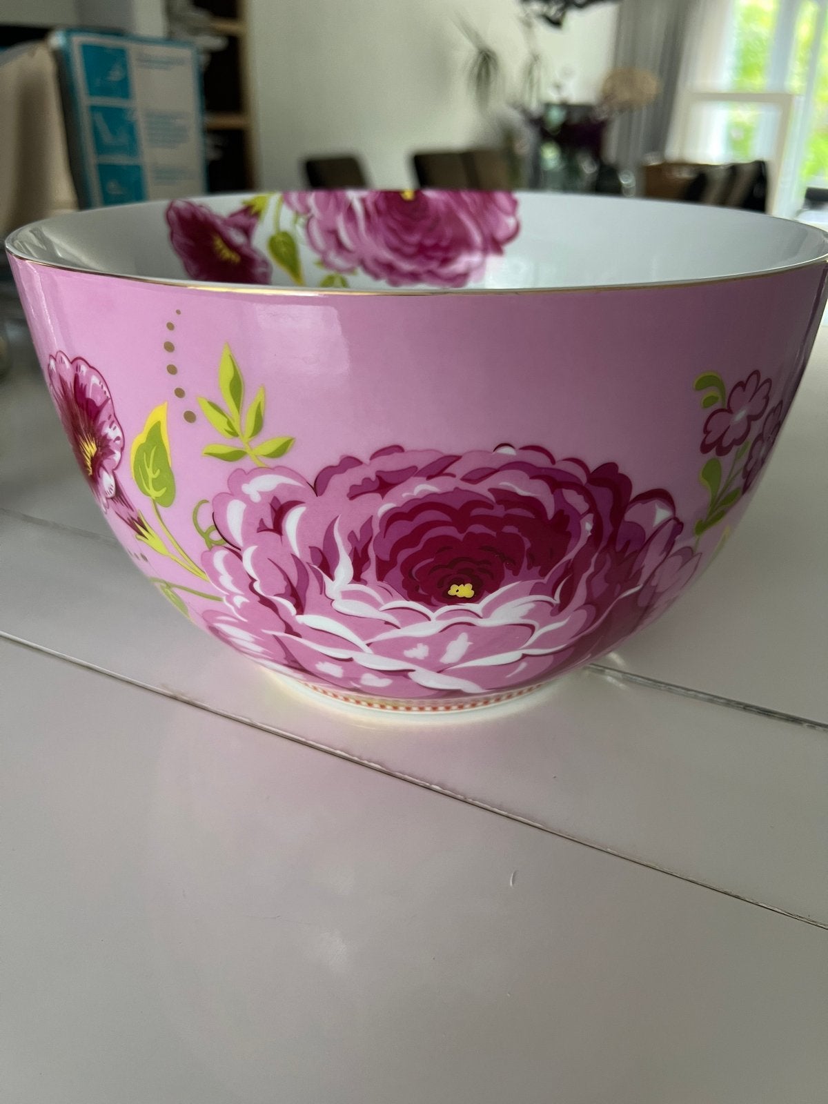 Pip Fine porcelain collectie - Schaal versierd met bloemen., Ophalen, Handbeschilderd, Porselein of Keramiek, Schaal