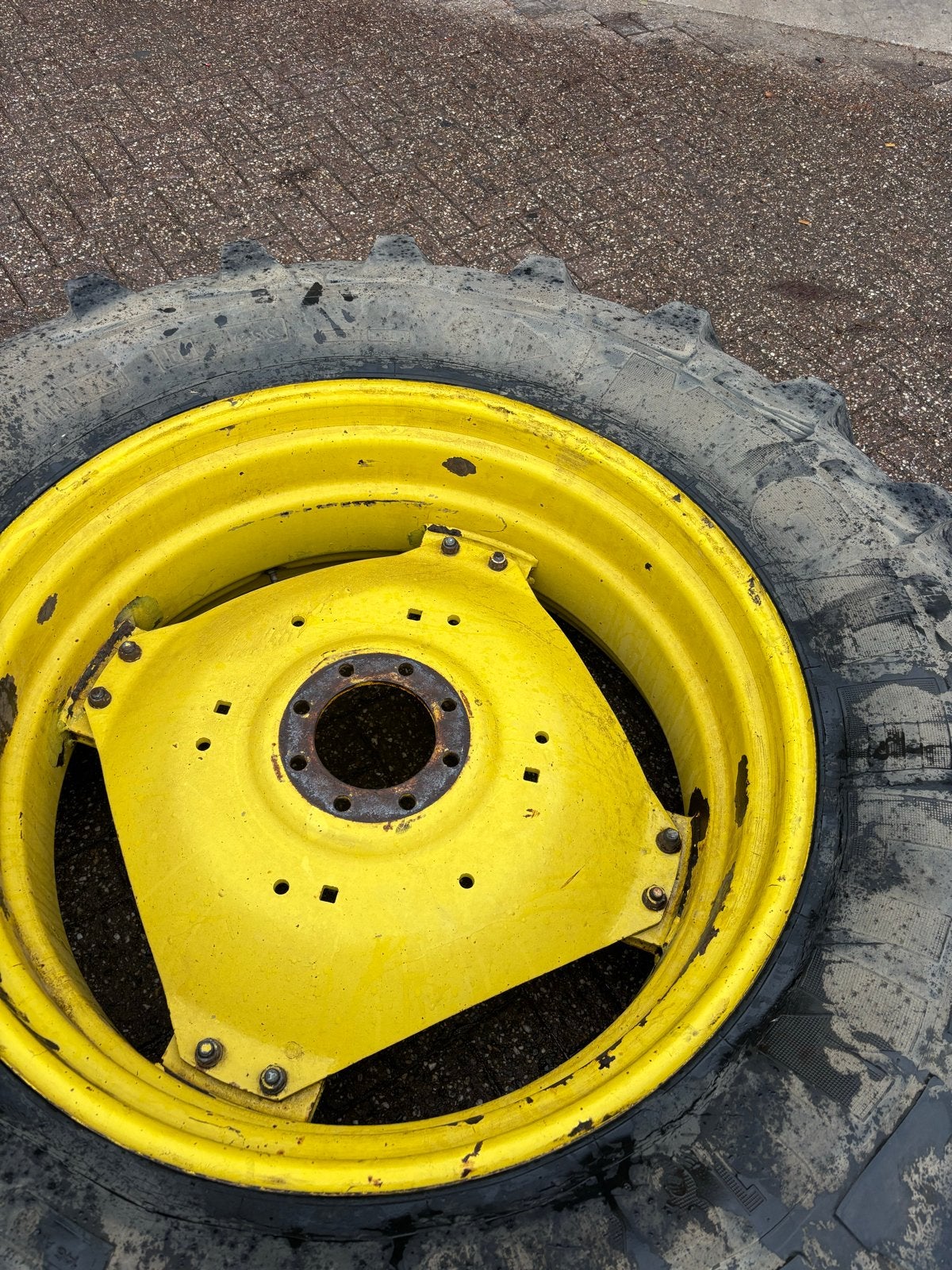 Rondom set wielen 18.4r38 en 14.9r28, Ophalen