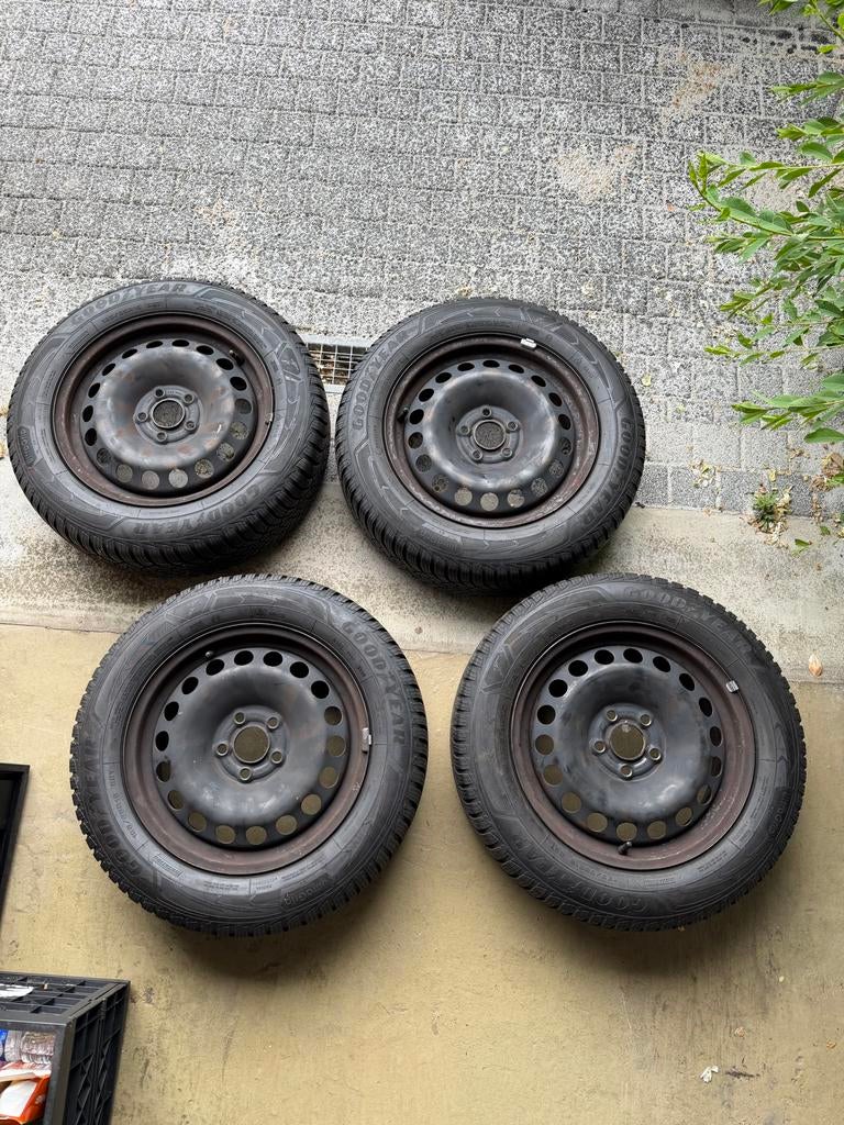 Goodyear Ultragrip Winterbanden op stalen velg 185/65 R15, Ophalen, Zo goed als nieuw