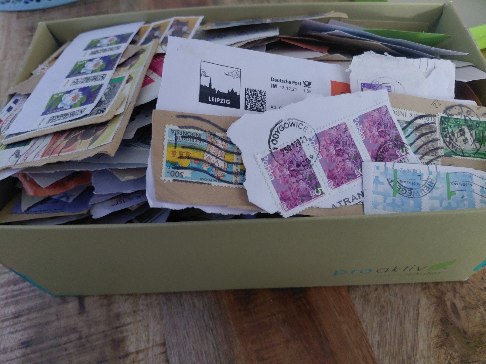 Schoenendoos helemaal vol, Postzegels en Munten, Postzegels | Volle albums en Verzamelingen, Ophalen of Verzenden