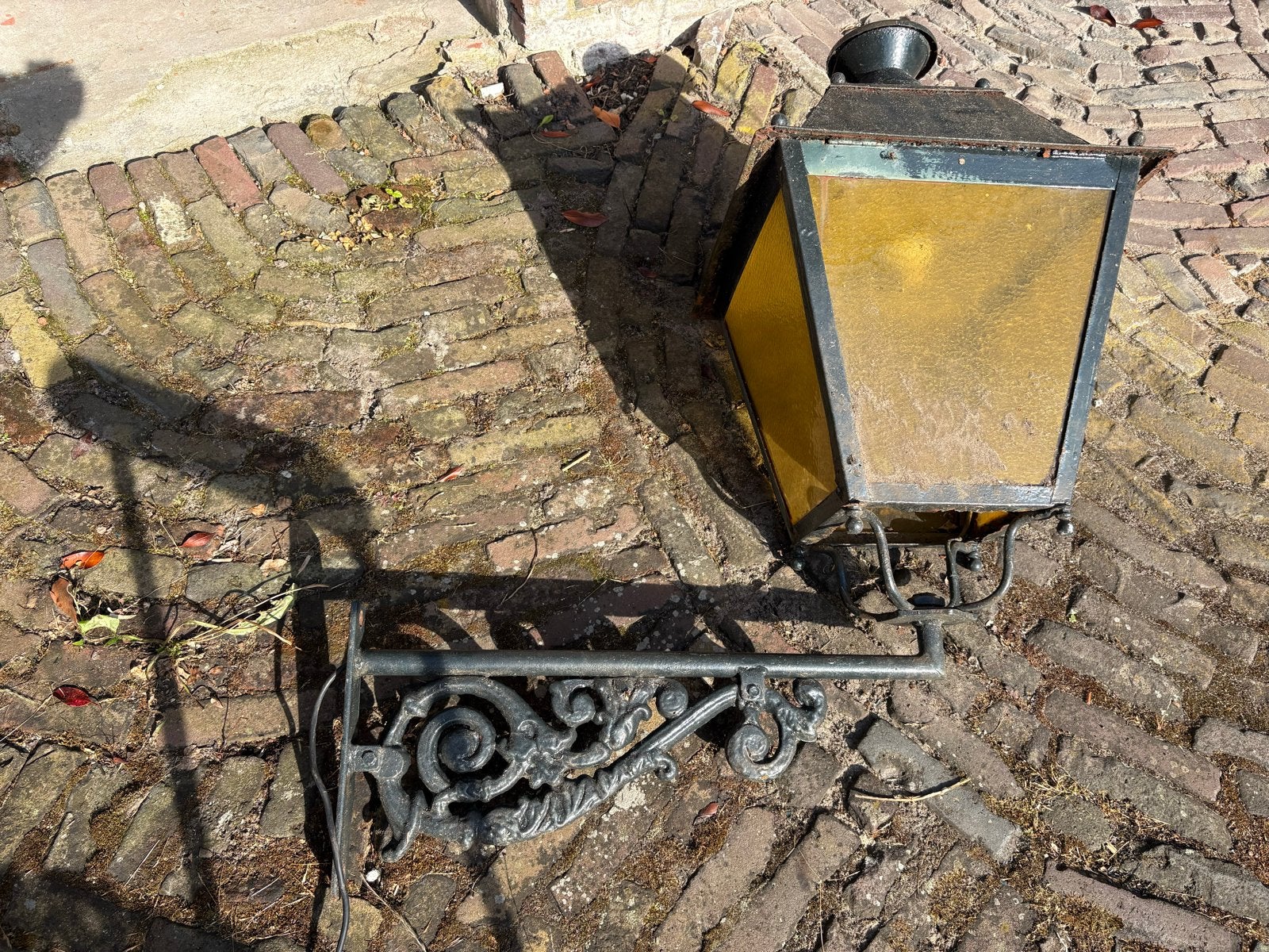Oude lantaarn met sierlijke beugel - opknapper, Ophalen