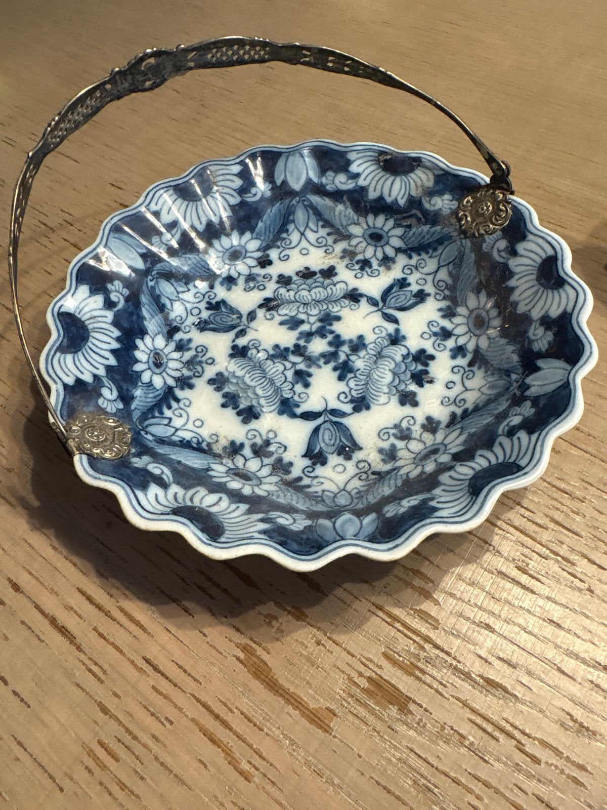Antieke Makkum aardewerk mandje met  hengsel, Antiek en Kunst, Antiek | Porselein, Ophalen of Verzenden