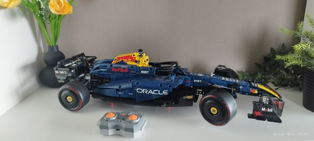 LEGO  Formule 1 Raceauto (Red Bull RB18) met motorkit !, Auto, Groter dan 1:32, Zo goed als nieuw, Ophalen