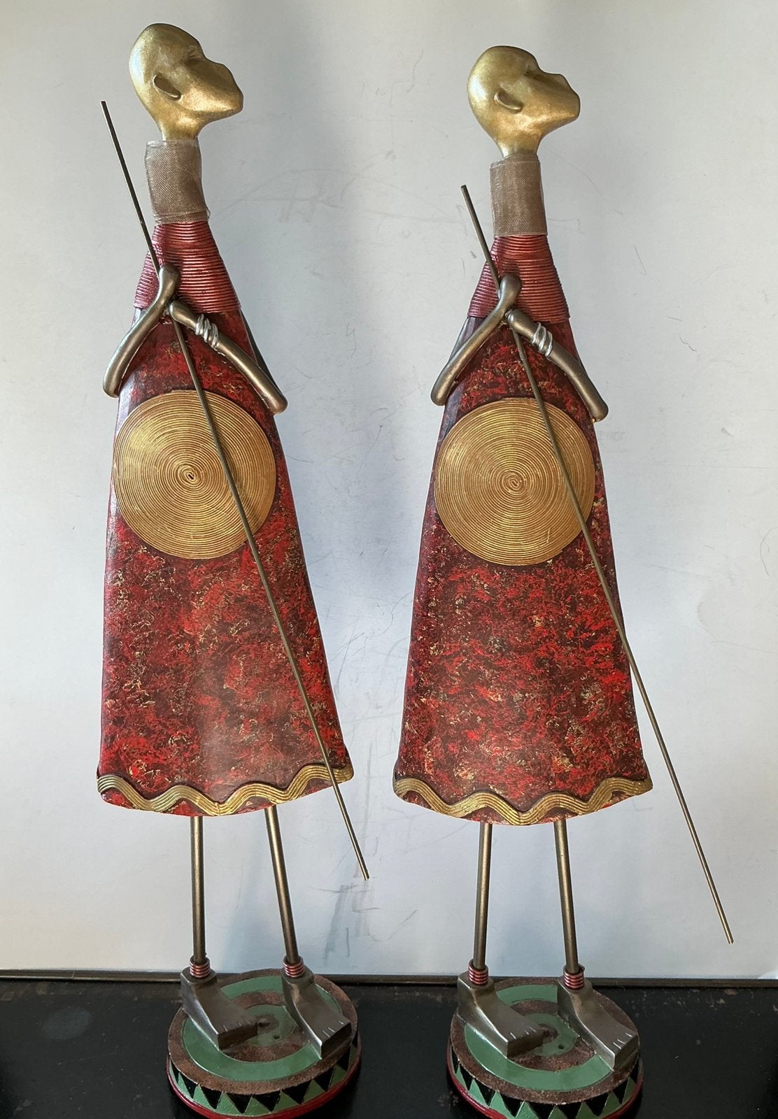 2 Stylistische Keniaanse Masai krijgers met hun rode kleding, Ophalen of Verzenden, Zo goed als nieuw, Dier